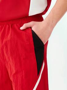 SHEIN Short de sport décontracté personnalisé de style rétro pour jeune garçon, un élément polyvalent indispensable pour les fêtes d'étudiants - Rouge - Voir 6