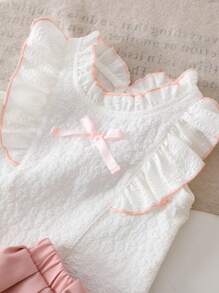 SHEIN Playful Pals 2 件套 女婴幼儿（0-3 岁）优雅校园帽袖 V 领纹理花卉无袖上衣衬衫搭配蝴蝶结格子荷叶边裙粉色套装 - 粉色 - 查看 5