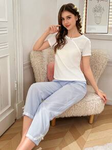 2 件套青少年女孩休闲优雅白色短袖上衣，带蝴蝶结细节，蓝色条纹裤，带蕾丝下摆，家居服