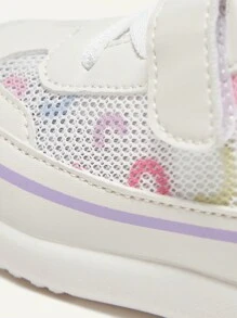 SHEIN 适合幼儿女孩的 4 季时尚百搭百搭休闲网眼趣味可爱拼色透气软底运动鞋 - 米色 - 查看 8