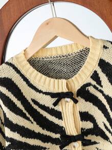 SHEIN Áo khoác cardigan họa tiết thời trang và dễ thương dành cho bé gái tuổi teen mùa thu/đông, với họa tiết da báo, nơ và cúc trang trí, chất liệu mềm mại, kiểu dáng ôm sát tôn dáng, đa năng, phù hợp mặc thường ngày, dự tiệc và đi học. - Màu Khaki - Xem 4