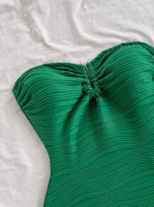 Soleia 度假海滩露肩连体泳衣，白色纹理面料，带金属装饰