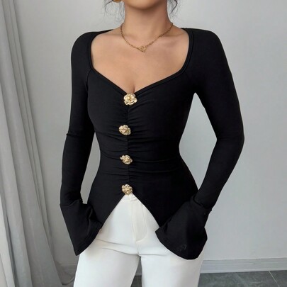 프렌치 엘레강스 핏팅 롱 슬리브 티셔츠, 커프스에 메탈 장미 버튼 디테일