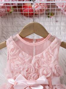 女婴粉色 3D 花卉拼布无袖 V 领蝴蝶结装饰网眼长裙，适合外出或生日，优雅