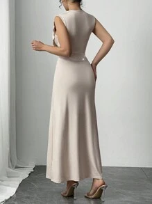 Firerie Elegante vestido largo minimalista, delicado y romántico, con cuello drapeado, tachuelas y cintura alta, ideal para citas, fiestas y uso diario, en color beige