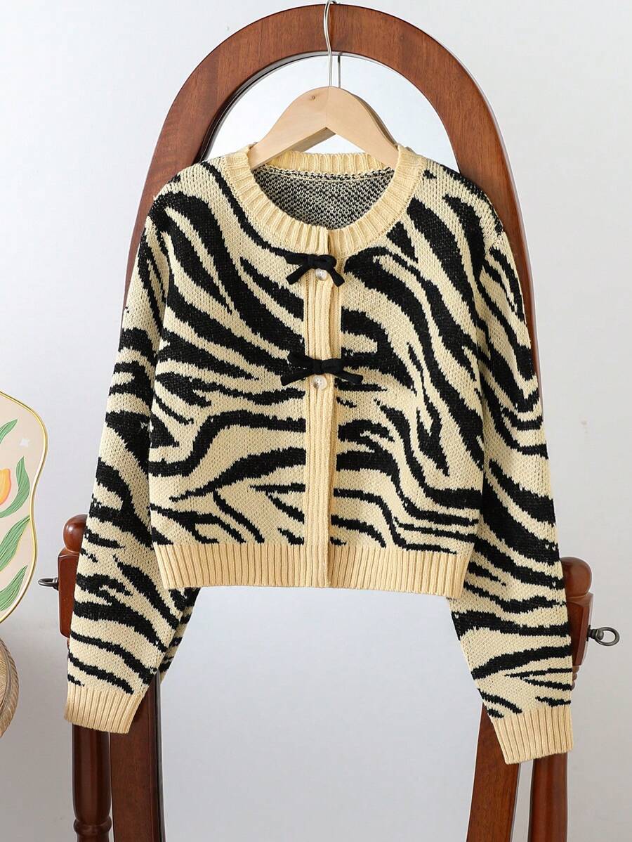 SHEIN Áo khoác cardigan họa tiết thời trang và dễ thương dành cho bé gái tuổi teen mùa thu/đông, với họa tiết da báo, nơ và cúc trang trí, chất liệu mềm mại, kiểu dáng ôm sát tôn dáng, đa năng, phù hợp mặc thường ngày, dự tiệc và đi học. - Màu Khaki - Xem 1