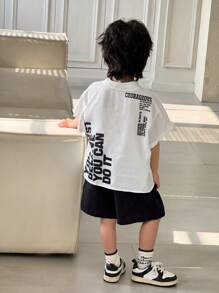 SHEIN 2 Stück/Set Baby Jungen Sommer süßes Straßenmotiv mit Buchstaben, weißes Kurzarmhemd & elastische Taille schwarze Shorts Set