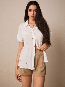 Poéselle 精致的刺绣和粒纹绉布面料，极简主义造型的精美装饰纽扣短袖衬衫，夏季度假季节，夏季服装，舒适，波西米亚风，妈妈装，海滩女士服装，泳衣罩衫，母亲节连衣裙，时尚，黑色蝴蝶结，黑色裙子，毕业礼服，优雅的老师 - 白色 - 查看 4