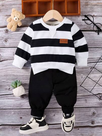 SHEIN 男婴休闲运动风格百搭百搭条纹面料仿皮徽章圆领运动衫搭配纯色慢跑裤套装，适合日常运动、郊游、聚会、上学、秋冬季