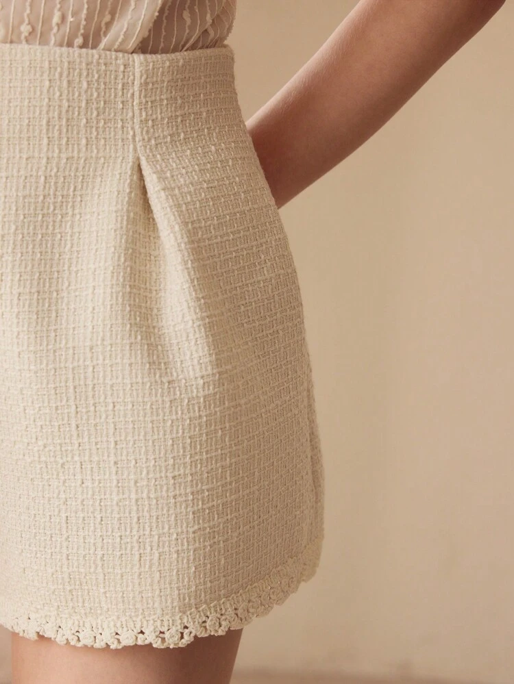 TEXTURED CONTRAST HEM SHORTS