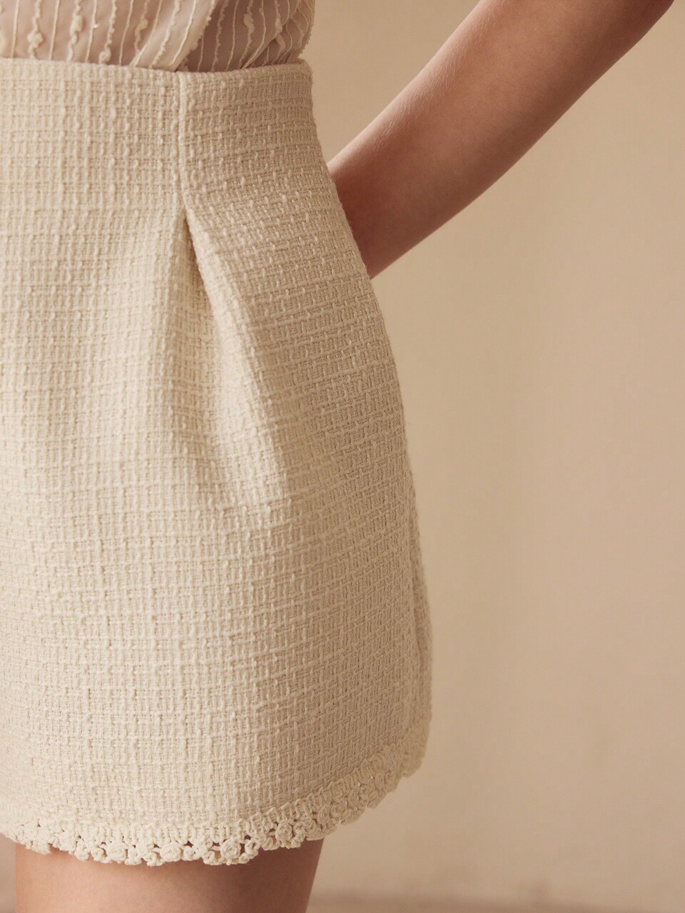 TEXTURED CONTRAST HEM SHORTS