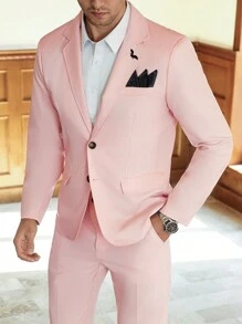 Manfinity Bizformal 男士商务派对INS套装，浅粉色西装套装，黑色衣领，精致的雄鹰标志刺绣设计。这款西装套装非常适合新年庆典、婚礼、情人节以及日常周年纪念等场合。黑色衣领增添一丝精致，而精致的标志刺绣则展现出独特的风格。这款西装让穿着者在各种场合都能展现自信魅力。男士两件套西装，粉色西装套装 - 粉色 - 查看 4