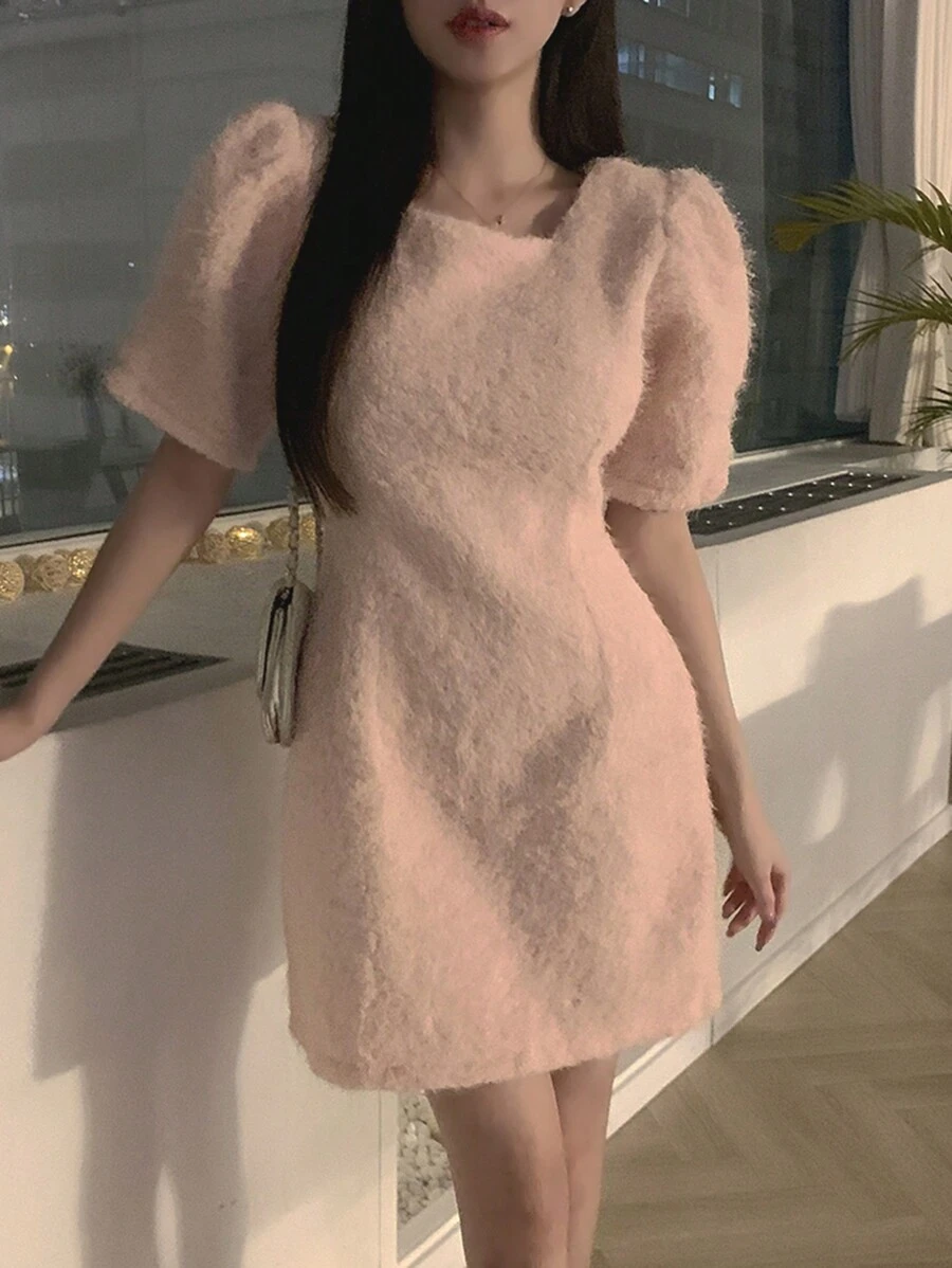 DAZY Robe moulante rose pâle en couleur unie, avec col carré élégant et taille marquée