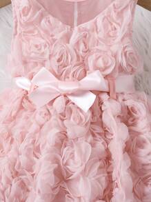 女婴粉色 3D 花卉拼布无袖 V 领蝴蝶结装饰网眼长裙，适合外出或生日，优雅