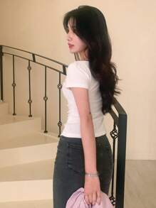 DAZY 女士斜肩紧身腰部紧身 T 恤，休闲时尚，适合日常穿着 - 白色 - 查看 5