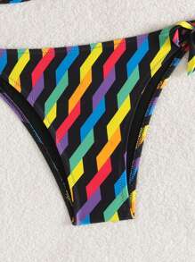 SHEIN Swim 2 件套女士几何随机印花短款上衣，搭配扭纹前聚拢和侧系腰短裤沙滩装比基尼夏季服装，适合夏季海滩度假