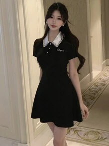 DAZY 女式法式高端彼得潘领 Polo 衫，短袖束腰小黑迷你连衣裙 - 黑色 - 查看 2