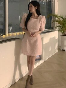 DAZY Robe moulante rose pâle en couleur unie, avec col carré élégant et taille marquée