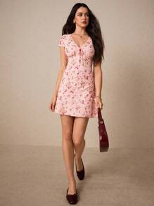 Poéselle Adorabile abito mini con stampa floreale e dettaglio annodato davanti, perfetto per le giornate estive, i picnic e le uscite casual