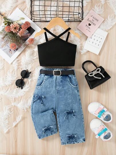 Conjunto de verano de estilo callejero moderno para niña, compuesto por top de tirantes negro emparejado con pantalones largos de mezclilla azul lavada, con decoración de lazo