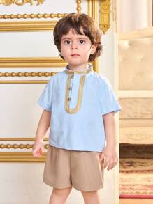 SHEIN 2pcs Baby Boy Summer Cute Luxurious Gold Ribbon Blue Short Sleeve Shirt And Khaki Shorts Set, Suitable For Birthday Party, Evening Party, Performance, Wedding, One-Month, Baptism And 1st Birthday Celebration, Baby Shower - Multicolor - View 4
