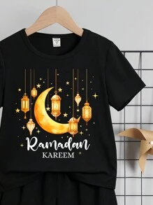 SHEIN Conjunto de 2 piezas de camisa de manga corta y pantalones cortos con estampado de Ramadán, adecuado para el verano, para niños - Negro - Ver 5