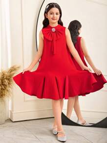 SHEIN 青少年女孩休闲优雅红色连衣裙，配有大水钻蝴蝶结装饰，立领，撞色弧形下摆无袖针织连衣裙 - 紅色 - 查看 1