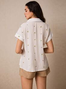 Poéselle 精致的刺绣和粒纹绉布面料，极简主义造型的精美装饰纽扣短袖衬衫，夏季度假季节，夏季服装，舒适，波西米亚风，妈妈装，海滩女士服装，泳衣罩衫，母亲节连衣裙，时尚，黑色蝴蝶结，黑色裙子，毕业礼服，优雅的老师 - 白色 - 查看 3