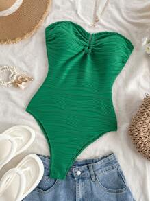 Soleia 度假海滩露肩连体泳衣，白色纹理面料，带金属装饰