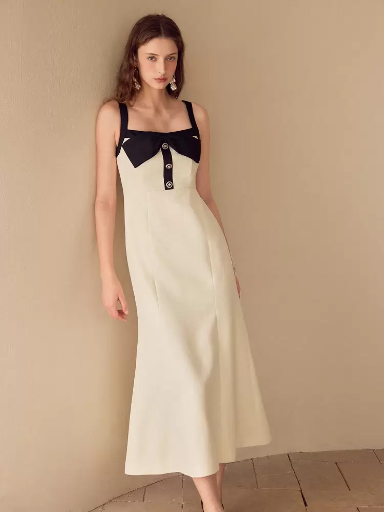 VESTIDO DE CORTE BIES CON DECORACIÓN DE LAZO