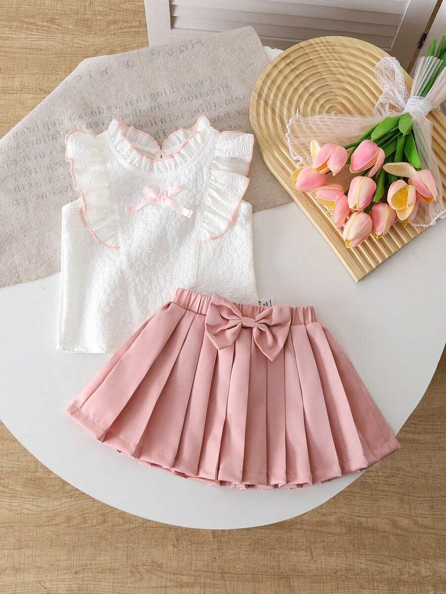 SHEIN Playful Pals 2 件套 女婴幼儿（0-3 岁）优雅校园帽袖 V 领纹理花卉无袖上衣衬衫搭配蝴蝶结格子荷叶边裙粉色套装 - 粉色 - 查看 1