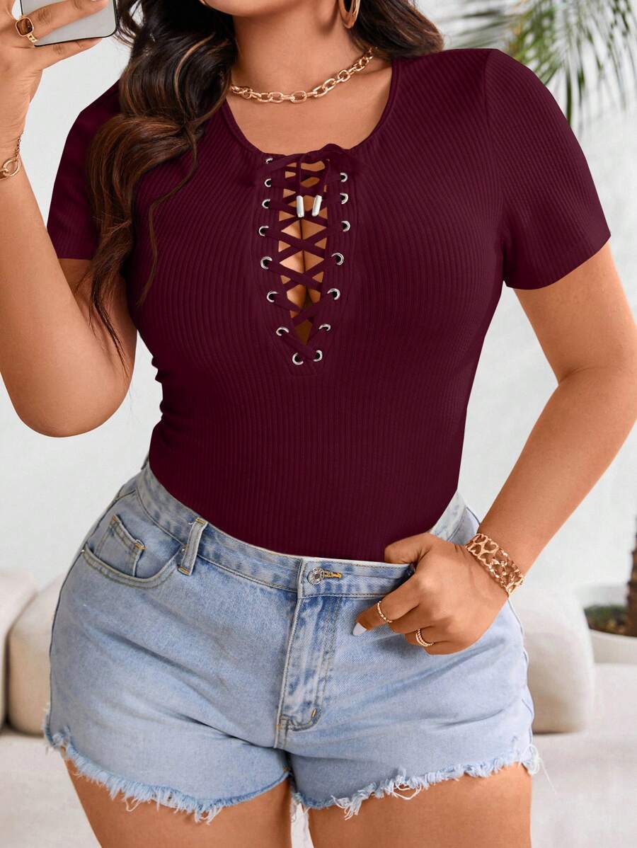 SHEIN Unity 大码休闲简约纯色交叉领带短袖 T 恤 - 酒紅色 - 查看 1