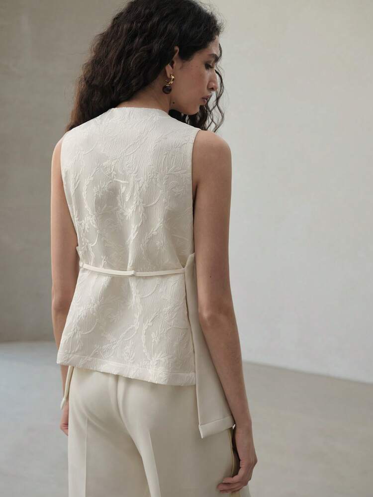 SINGLE BUTTON FLAP DETAIL TOP