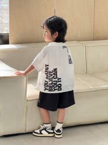 SHEIN 2 Stück/Set Baby Jungen Sommer süßes Straßenmotiv mit Buchstaben, weißes Kurzarmhemd & elastische Taille schwarze Shorts Set