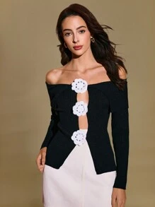 Poéselle Áo len hở vai trang trí hoa 3D Black Clash thanh lịch cho nữ, Áo trễ vai, Quần áo ngày lễ tình nhân cho nữ, Đơn giản và phong cách, Thích hợp để mặc hàng ngày, Thanh lịch và tinh tế, Thời trang dễ mặc, FW25 - màu đen - Xem 1
