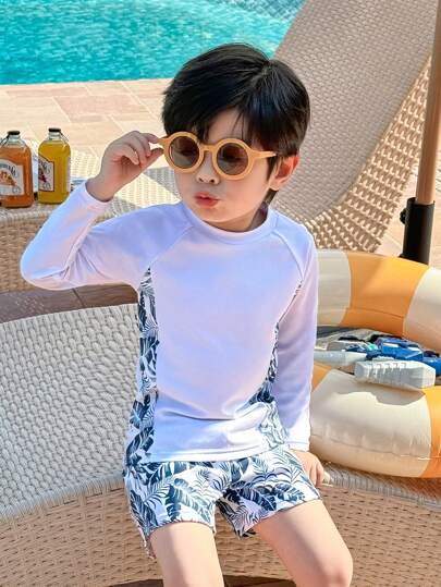 SHEIN Conjunto de 2 piezas de ropa de baño deportiva casual para niños pequeños, con un diseño de patrón de estilo vacacional en la parte superior ajustada y pantalones de baño adaptables. Ropa para niños pequeños adecuada para natación al aire libre, juego en la playa, uso vacacional, apta para las estaciones de primavera, verano, otoño e invierno.