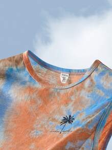 SHEIN Áo tank top cổ tròn vai rộng, phong cách tối giản thường ngày cho bé trai, kiểu dáng nghỉ dưỡng, họa tiết cây dừa, nhuộm tie-dye, cây nhiệt đới, thích hợp cho bãi biển và đồ bơi, phù hợp cho mùa hè. - Nhiều màu - Xem 6