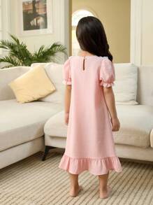 SHEIN Leap Crew Young Girl Cute Minimalist Bow Pattern Embroidered Round Neck Lace Trim Puff Sleeve Loose Home Dress, Sibling Outfits Matching Sets (2 Pieces Sold Separately) - Pink - View 2