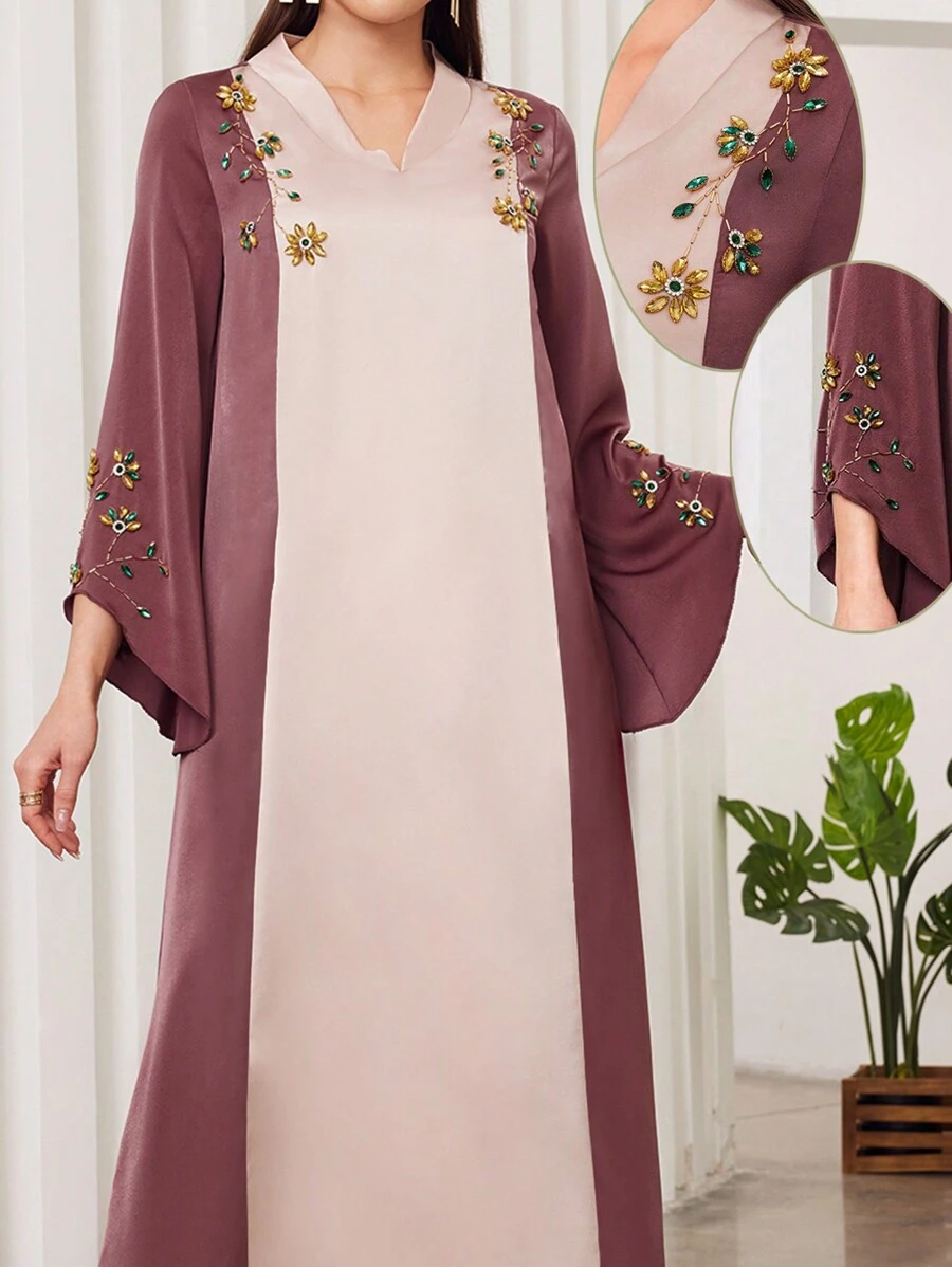 Al Najma Elegantes Farbblock Kleid im arabischen Stil mit Strass-Verzierung, dezent