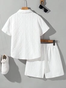 SHEIN 2 件套青少年男孩休闲百搭舒适 Polo 领前开宽松短袖上衣和短裤两件套服装，适合春、夏、秋、冬各季节上学、花园、海滩、生日 - 白色 - 查看 2