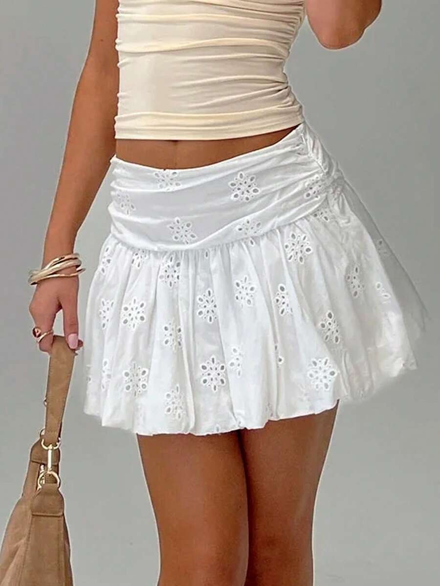SHEIN Essnce Saia Mini de Chiffon Bordada Feminina, Saia de Babadinhos, Saia de Fada, Saia Mini Plus Size, Branca - Branco - Visão 1