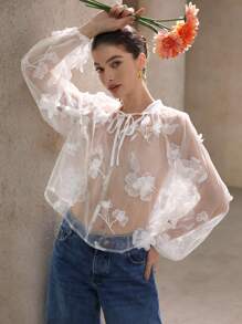 Aveloria Rosie 极简主义设计高端知性优雅白色 3D 花卉镂空性感透明蝴蝶结领带领长袖女式衬衫