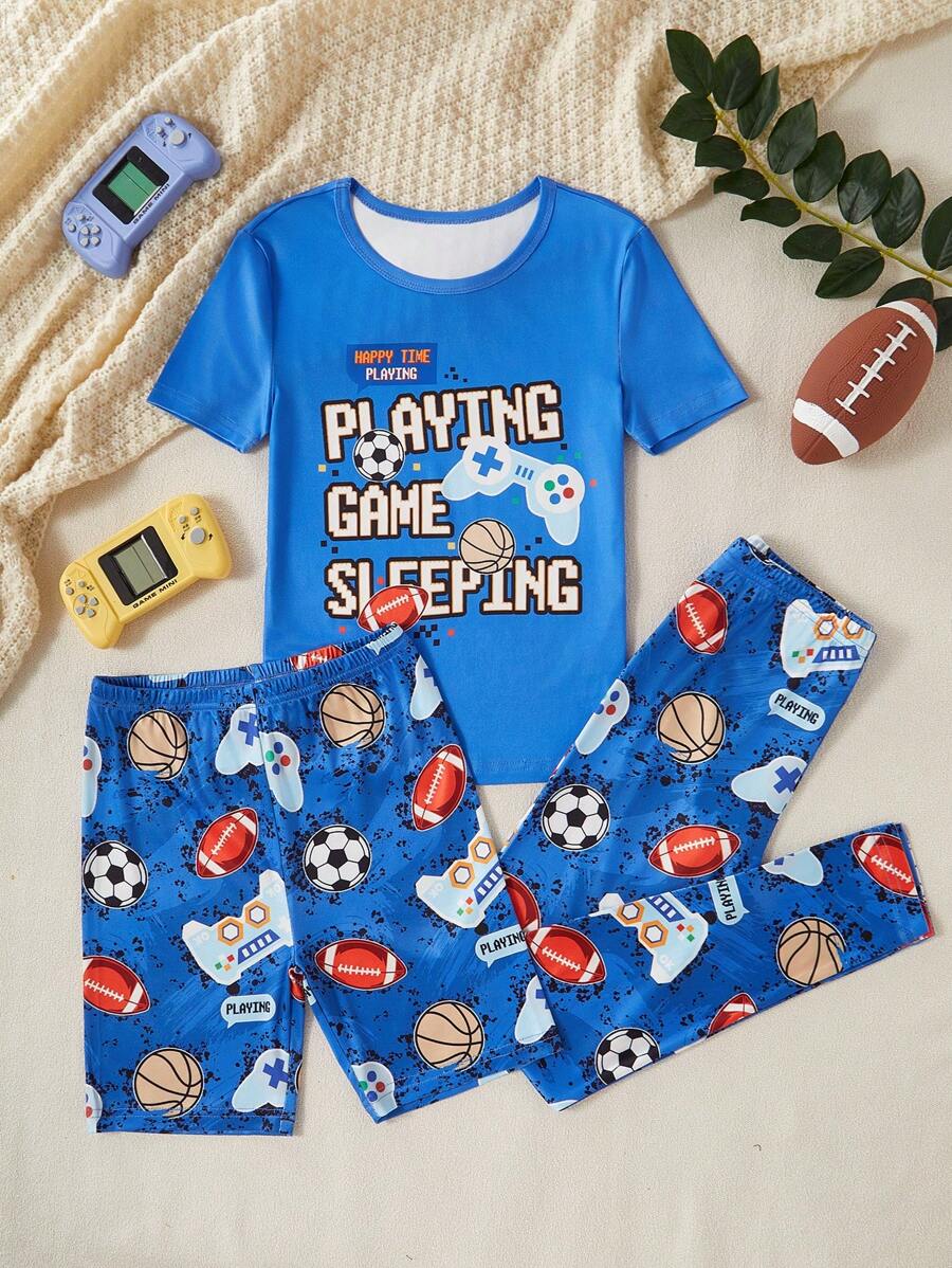 青少年男孩 3 件套家居服套装：短袖上衣、短款和长款紧身裤。顶部印有蓝色足球、篮球、游戏机