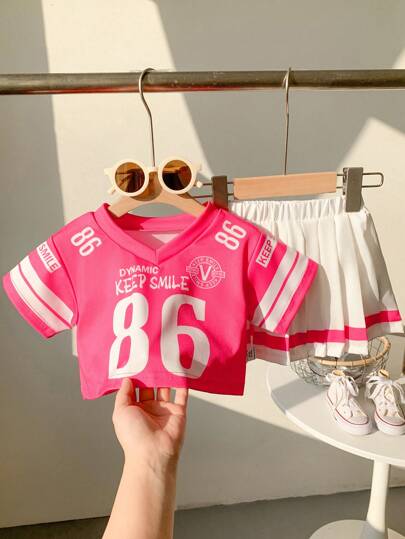 SHEIN Playful Pals 2 件套女婴幼儿（0-3 岁）时尚运动 V 领紫红色短袖针织 T 恤和百褶裙套装