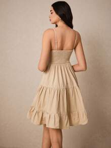 Poéselle 夏季亚麻荷叶边下摆褶裥吊带连衣裙、方领 A 字形背心细肩带连衣裙、乡村核心美学、法式细肩带连衣裙