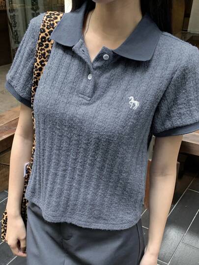 DAZY Blusa casual de mujer con botones delanteros y manga corta con bordado