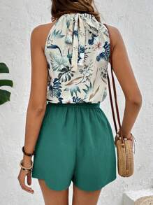 SHEIN VCAY Conjunto de dos piezas de top halter con estampado floral tropical y shorts con cinturón para el verano - Verde Oscuro - Ver 2