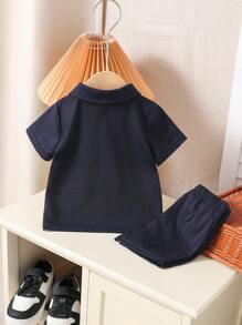 2 pezzi Set polo e pantaloncini per bambino, in colori a contrasto blu navy, bianco e giallo, perfetto per uso quotidiano, feste o uscite, per sembrare carino e signorile, abbigliamento estivo, costume da bagno