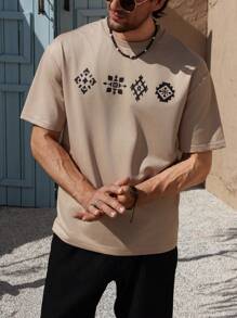 Manfinity RSRT 男士度假休闲几何印花短袖 T 恤 - 卡其色 - 查看 1