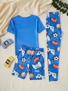 青少年男孩 3 件套家居服套装：短袖上衣、短款和长款紧身裤。顶部印有蓝色足球、篮球、游戏机
